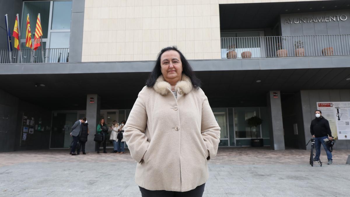 María Ángeles Campillos, alcaldesa de Cadrete, a las puertas del ayuntamiento de la localidad, este lunes.