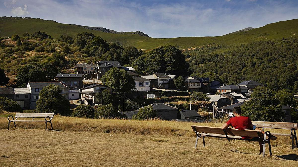 Un joven, con San Ciprián de Sanabria al fondo. |