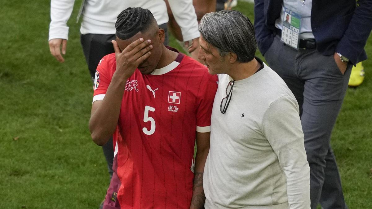 Murat Yakin, el seleccionador suizo, consuela a Akanji.