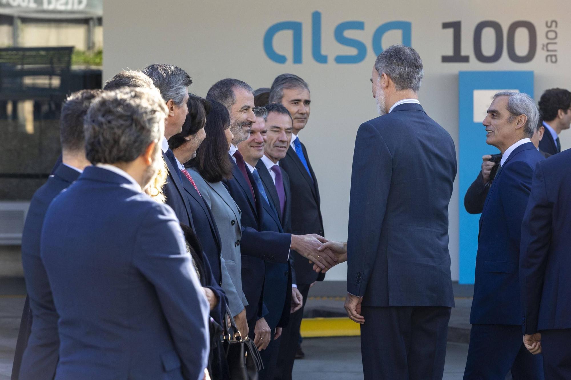 EN IMÁGENES: El Rey visita la estación de autobuses de Oviedo para conmemorar los 100 años de Alsa