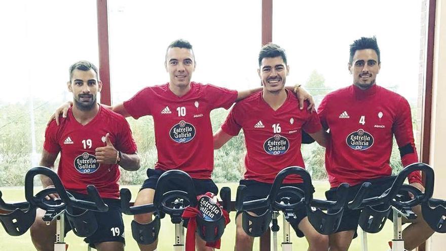 Jonny Otto, Aspas, Jozabez y David Costas, ayer, ejercitándose en la bicicleta estática durante la concentración en Inglaterra. // RC Celta