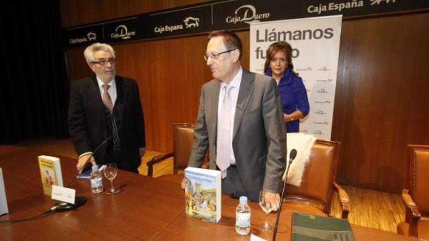 En primer término, Santiago Trancón, con el libro sobre la cultura hebrea sobre la mesa.