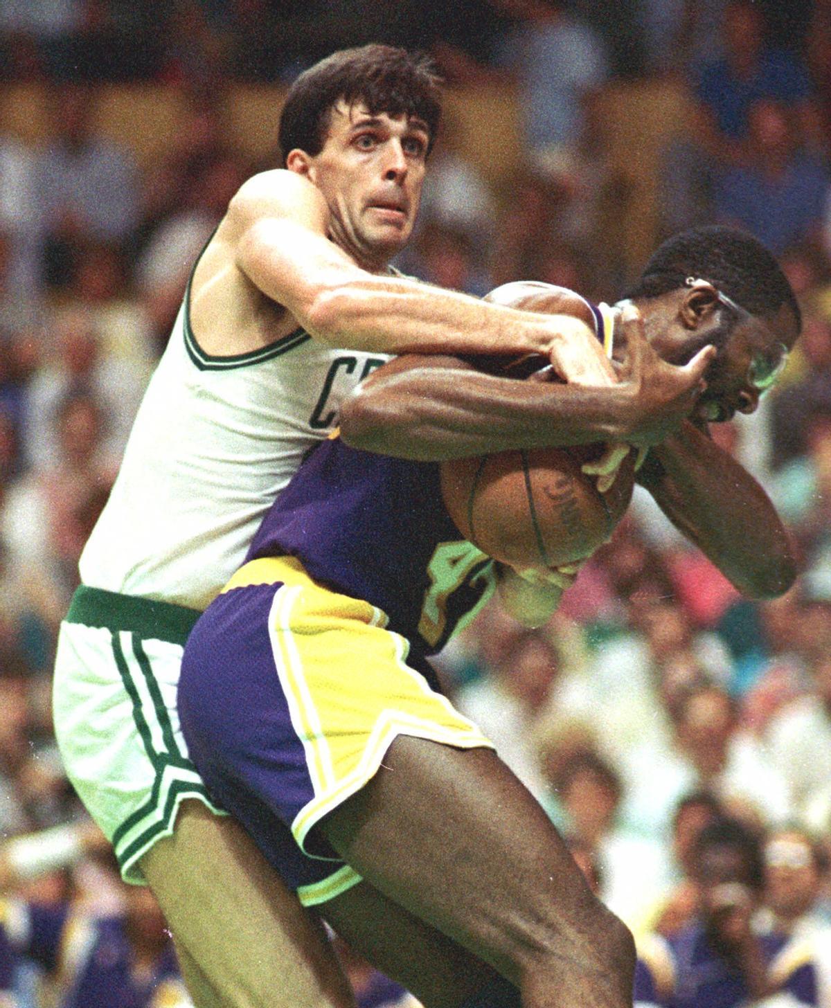 Kevin McHale agarra por detrás a James Worthy durante un Celics-Lakers.
