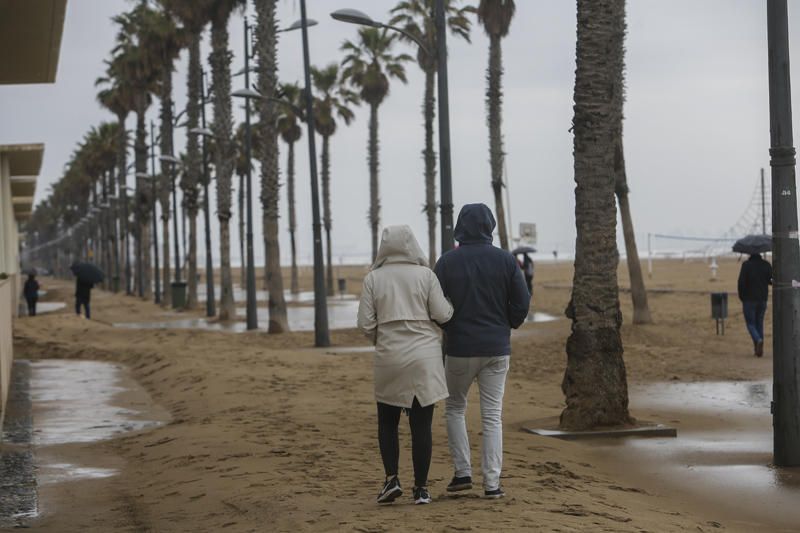 Temporal de lluvia: las mejores imágenes del paseo marítimo de València cubierto de arena