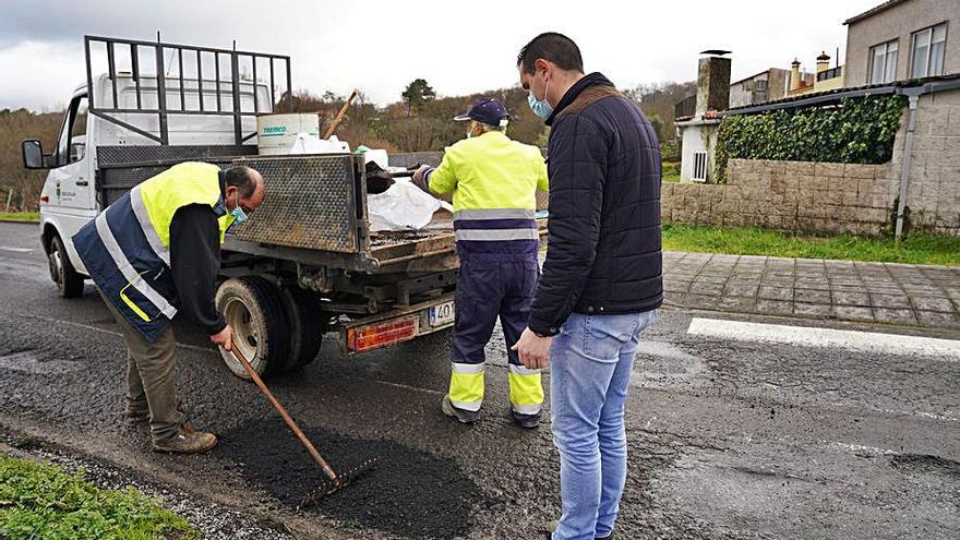 José Cuñarro supervisa las obras de bacheo.