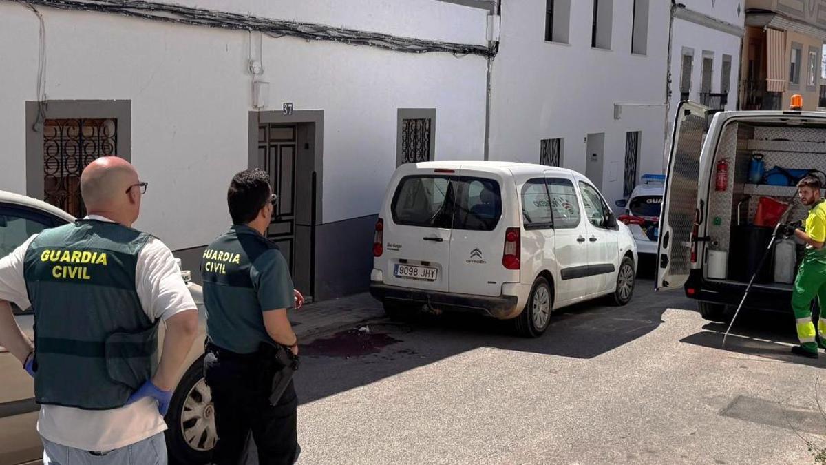 La Guardia Civil en la calle Belén de Zafra, donde se produjeron los hechos.