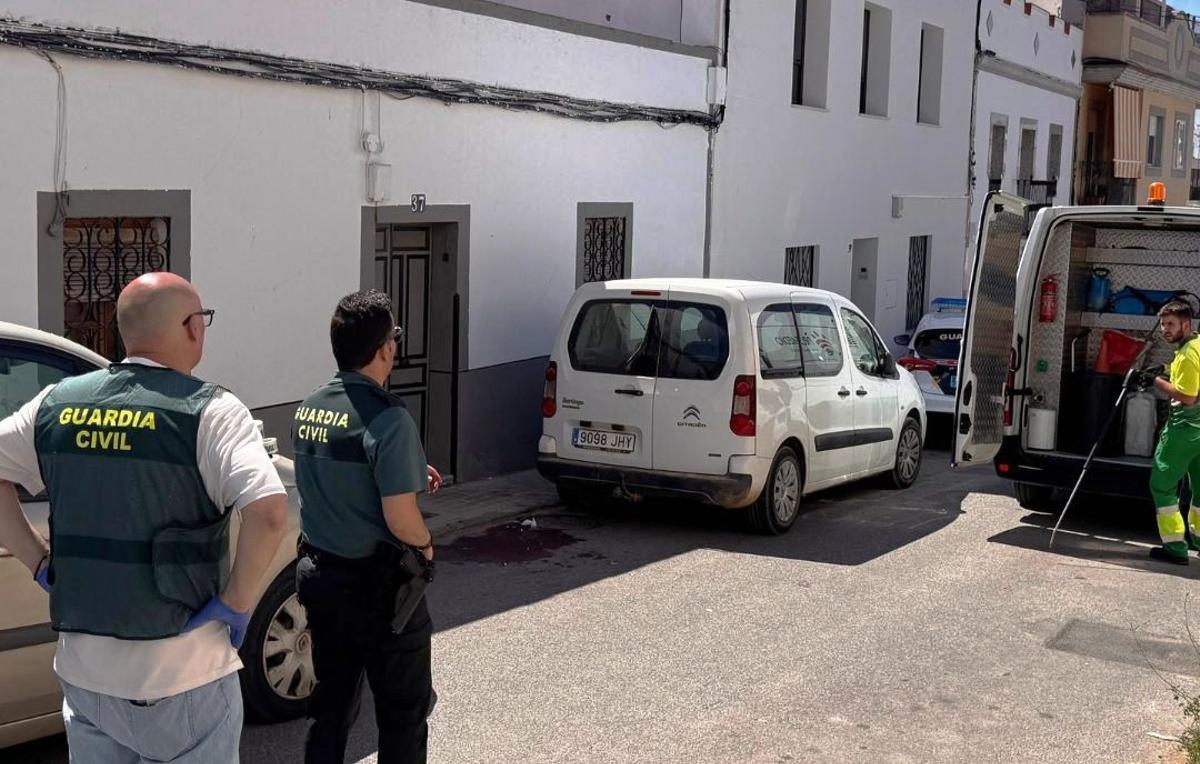 La Guardia Civil en la calle Belén de Zafra, donde se produjeron los hechos.
