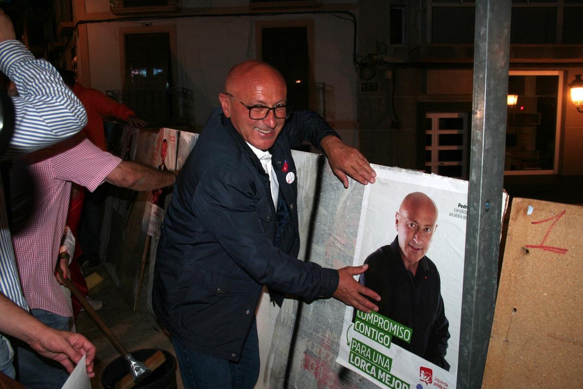 El candidato por la coalición Izquierda Unida, Podemos y Alianza Verde, Pedro Sosa, durante la pegada de carteles en la Plaza de la Estrella, del barrio de San Cristóbal.