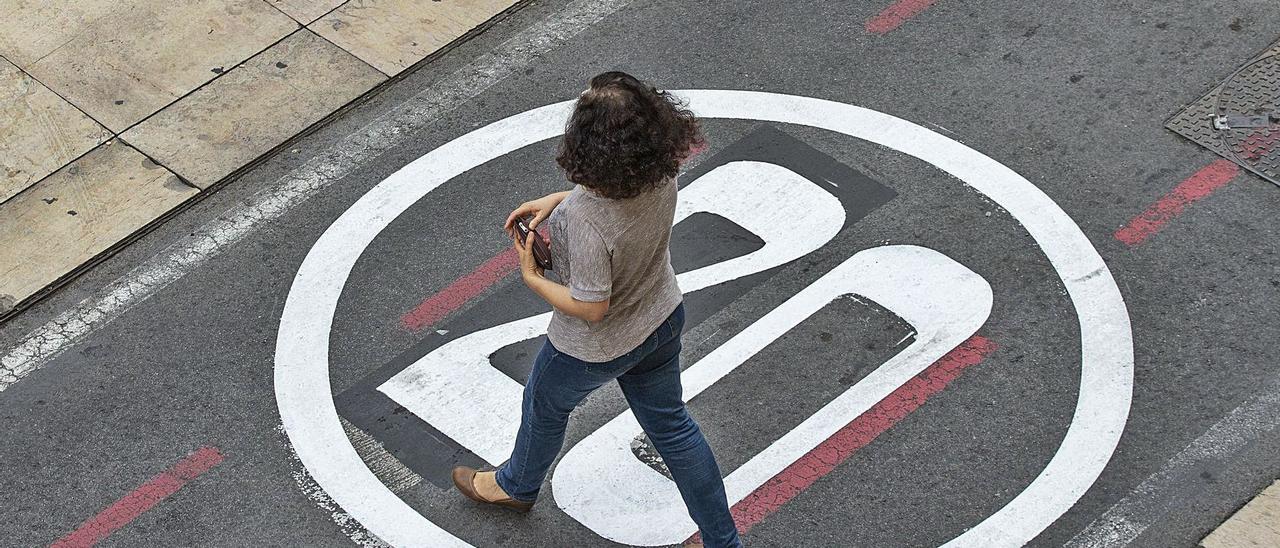 Alicante reduce a 20 kilómetros hora la velocidad en cuatro zonas para dar prioridad al peatón