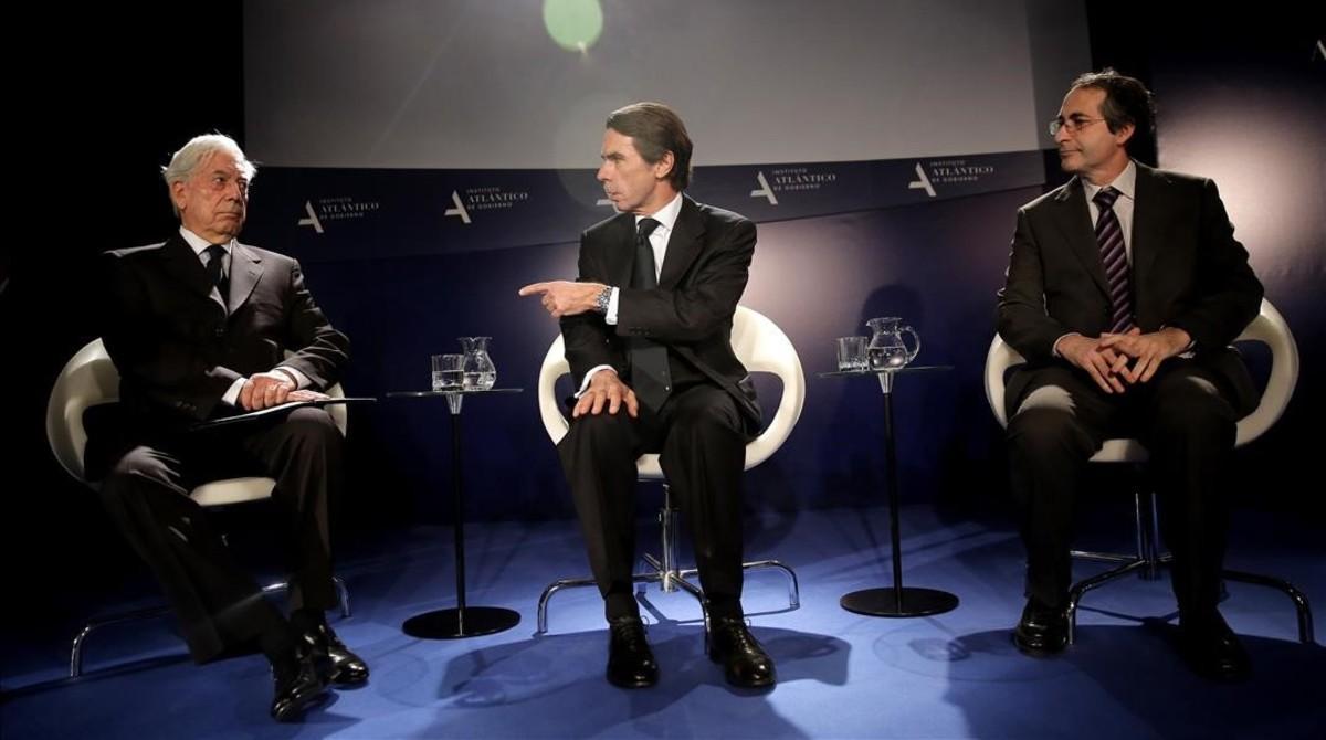 El recotr de la Universidad Juan Carlos I, Fernando Suárez (derecha), con José María Aznar y Mario Vargas Llosa, en el 2015. 