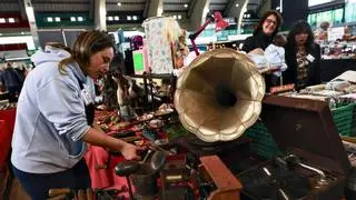 La feria de antigüedades de Avilés expone tesoros: arte sacro del siglo XVIII, muñecas francesas o un set de viaje de la época victoriana en La Magdalena