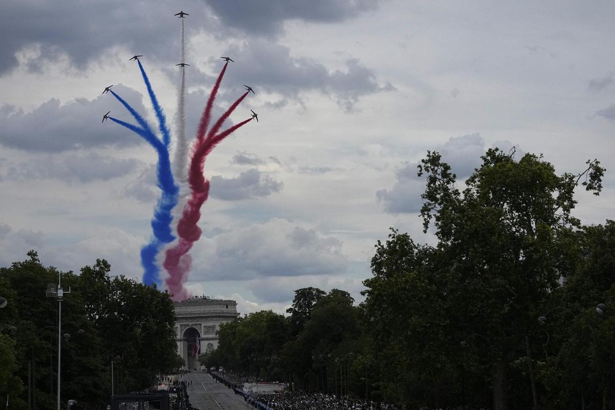 París brilla con la llama olímpica en el desfile del Día de la Bastilla