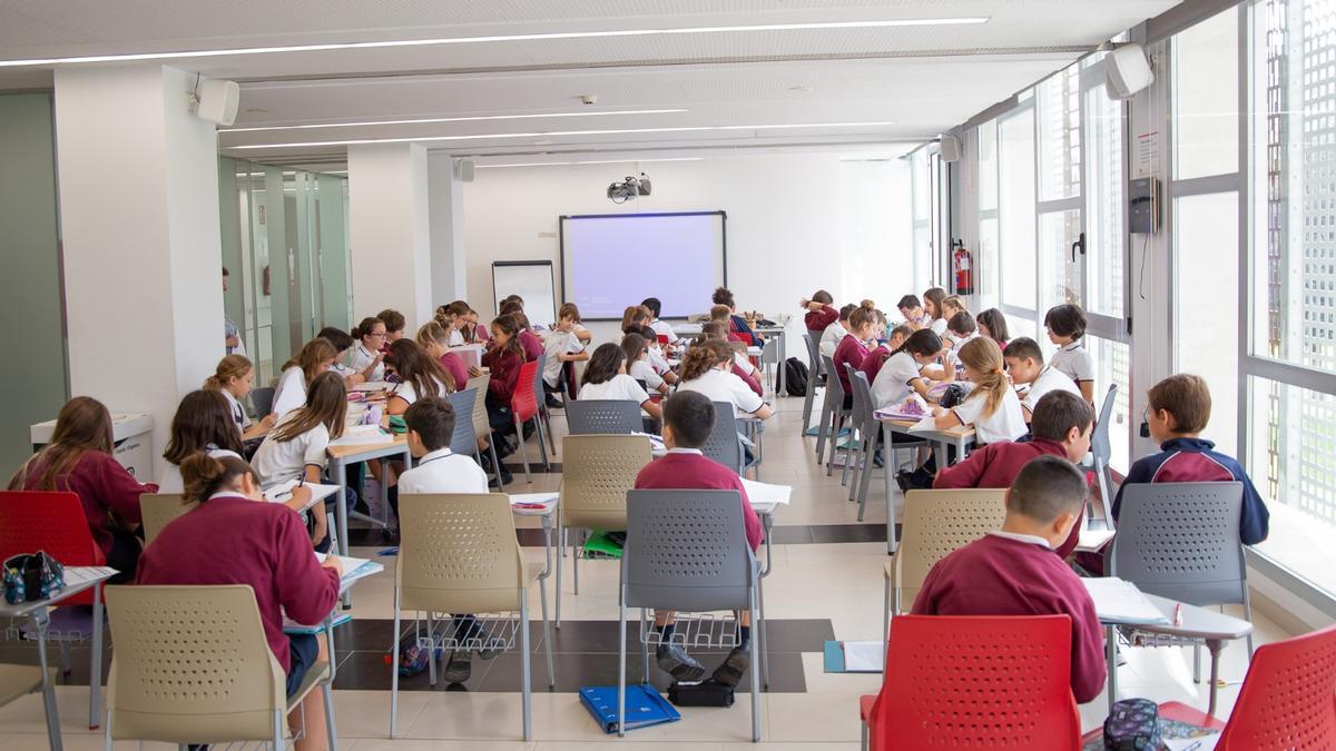 Alumnos y alumnas del Sagrado Corazón de Mislata en clase en el centro sociocultural municipal La Fàbrica