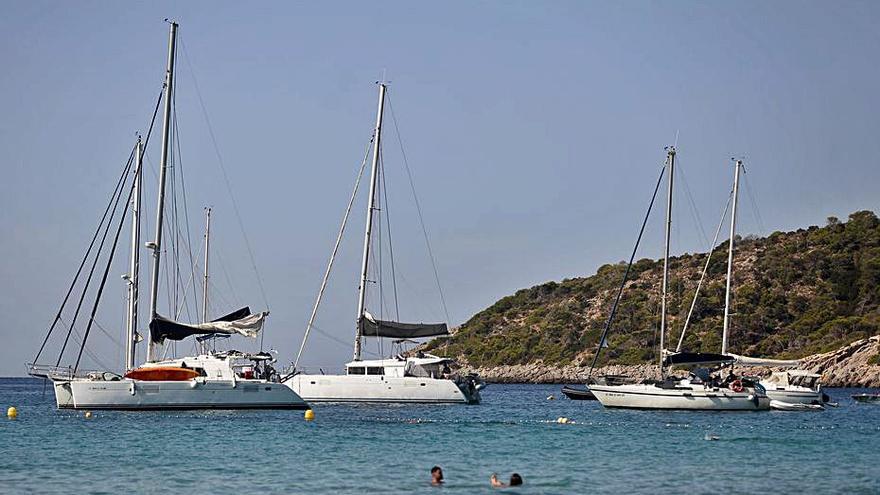 Foto de archivo de veleros fondeados en ses Salines. | VICENT MARÍ