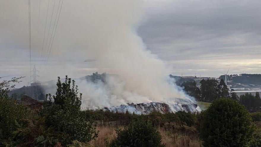 Humo, hoy, en la planta de compostaje afectada.