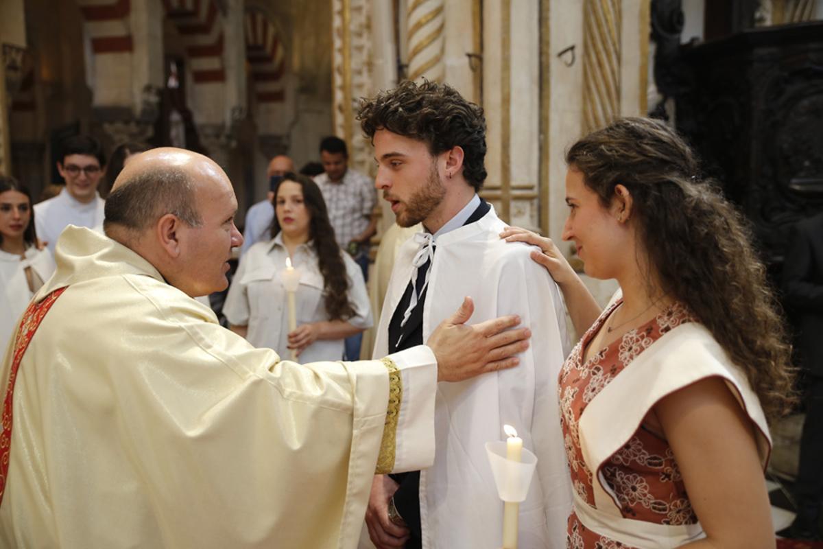 El Bautismo, Confirmación y Eucaristía para 51 catecúmenos, en imágenes El Bautismo, Confirmación y Eucaristía para 51 catecúmenos, en imágenes