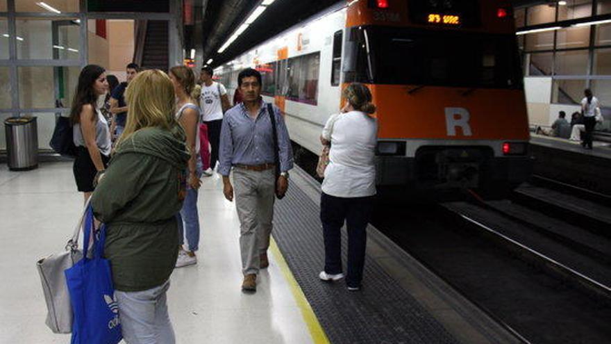 Un tren marxa de l&#039;andana de l&#039;estació de Sants