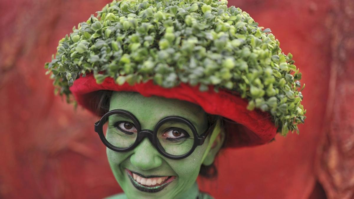 Una joven, pintada con el color verde de Irlanda y con un sombrero hecho de tréboles, este jueves, día de San Patricio, en Dublín.