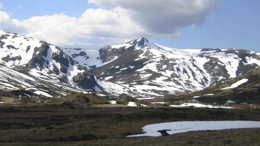 Peña Trevinca al fondo del circo del Tera.