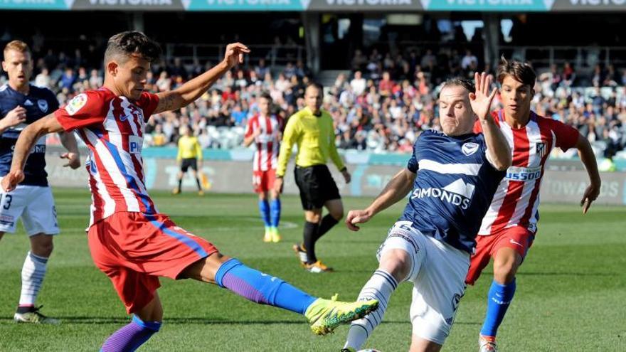 Moreno trata de quitarle el balón a un jugador del Melbourne.