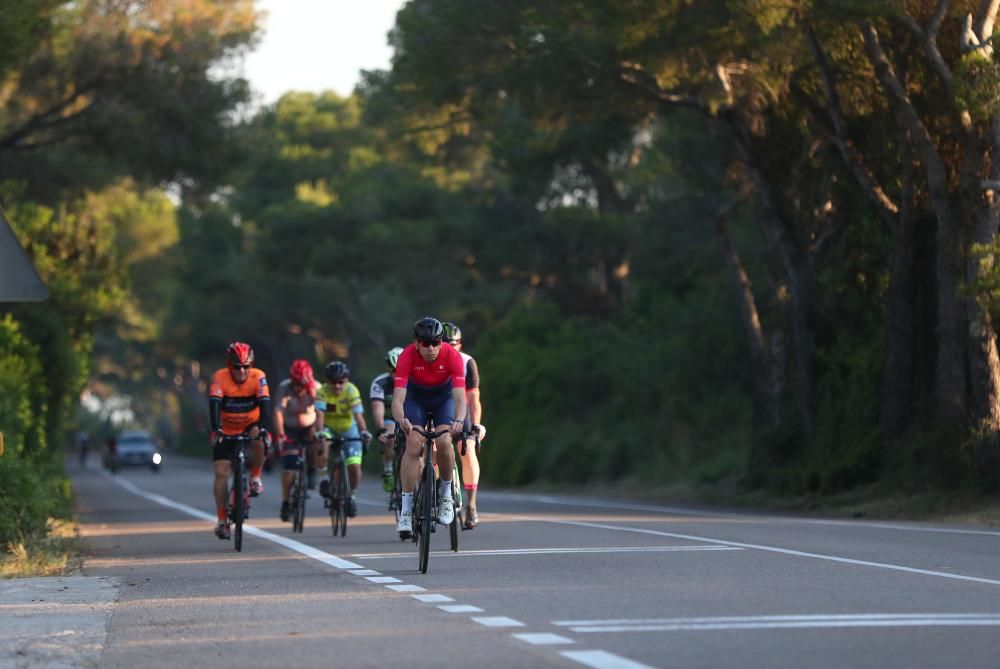 ciclistas rodando por la carretera de El Saler