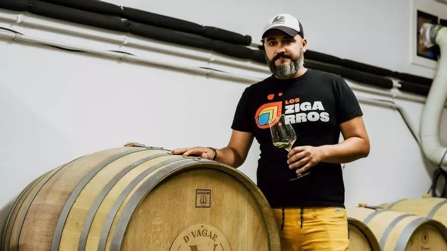 La bodega D'Vagar, de O Ribeiro, lanza un vino naranja embotellado a mano exclusivamente durante el eclipse total de sol
