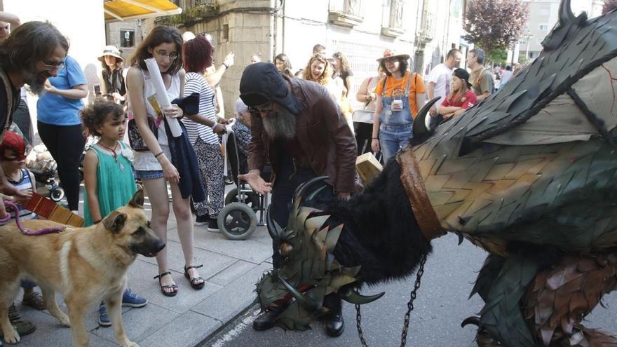 Uno de los dragones dela compañía portuguesa Projeto EZ, esta tarde, con las calles de Redondela. / Alba Villar