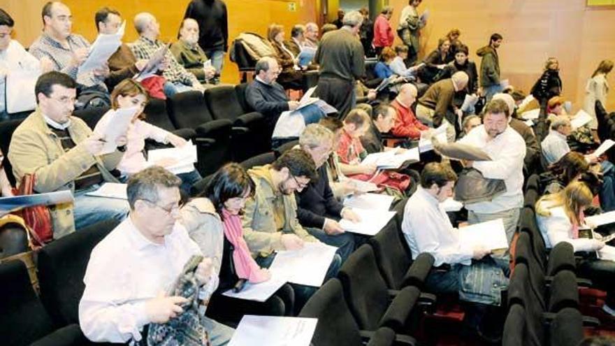 Algunos de los asistentes a la asamblea comarcal del BNG celebrada ayer en el Pazo da Cultura.