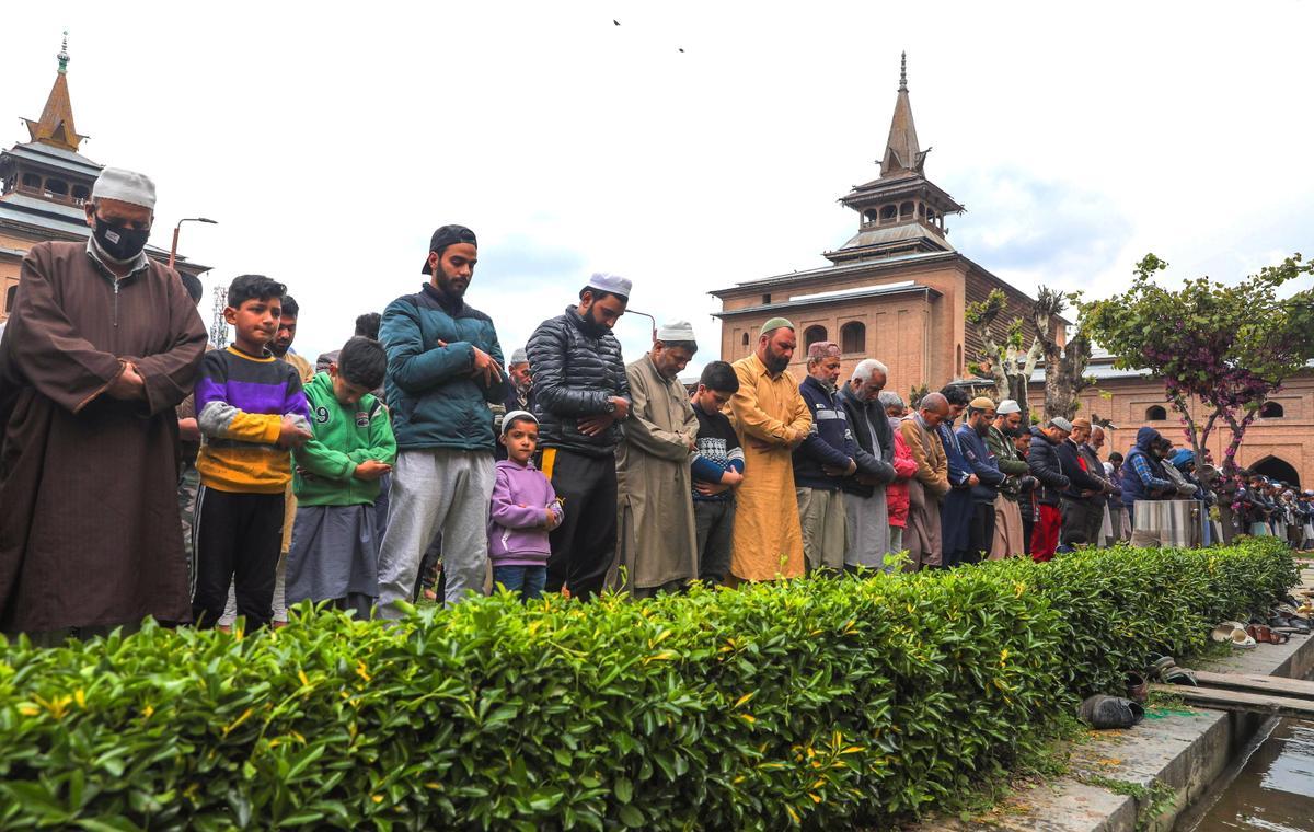 Los musulmanes celebran el fin del Ramadán. Fiesta del Eid al-Fitr en Srinagar, India.