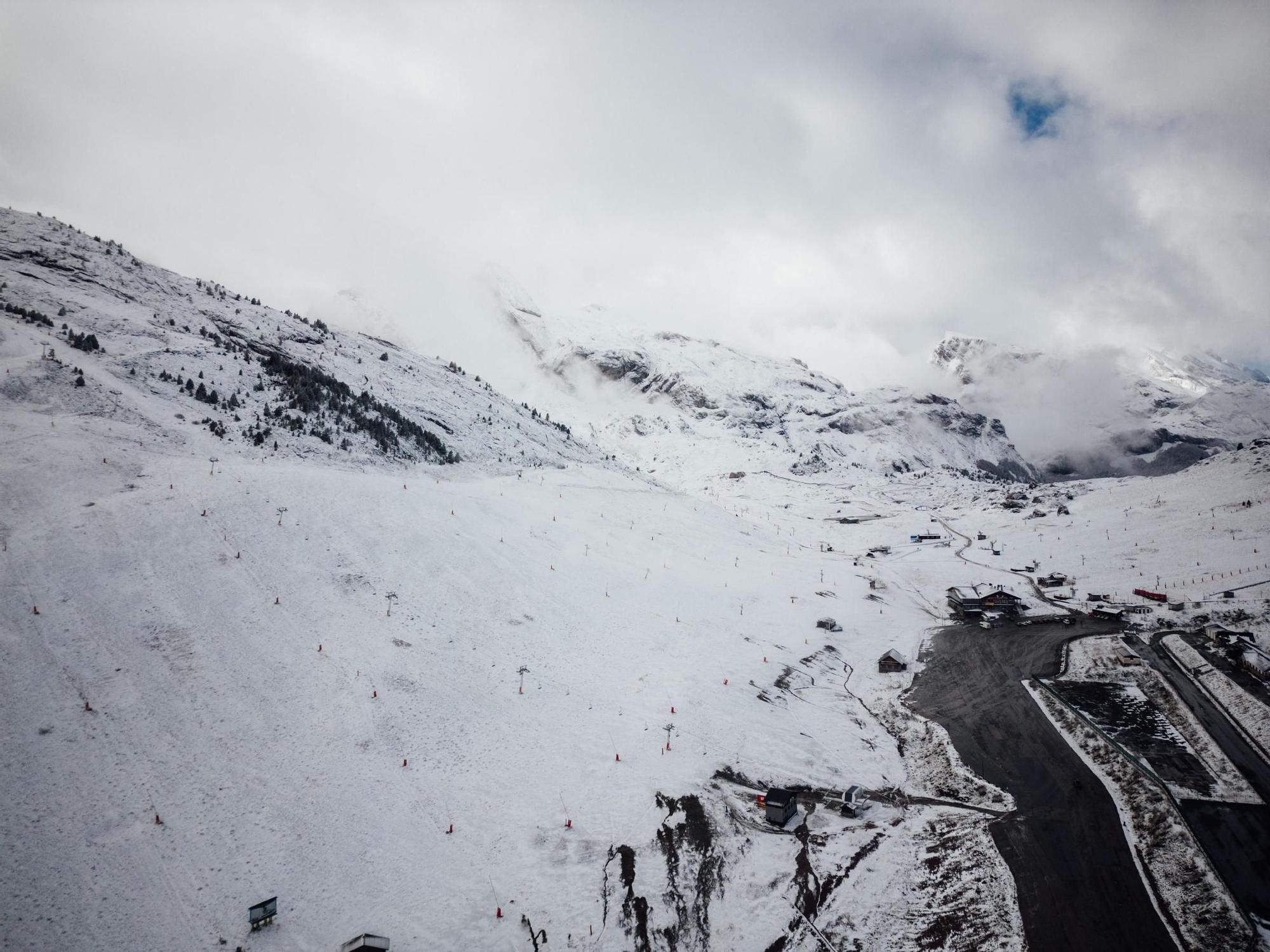 En imágenes | Las estaciones de esquí aragonesas ponen a trabajar los cañones de nieve