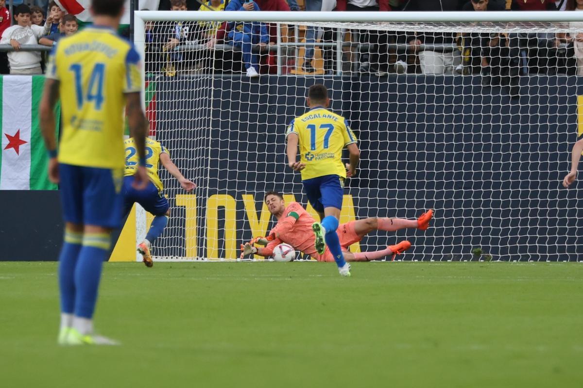 Carlos Marín vuelve a detener un penalti, en este caso, a Ontiveros. Y de nuevo subió el gol en contra del Córdoba CF.