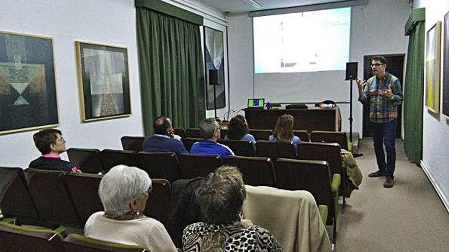 Pardo, de pie, explica a los asistentes el contenido de la conferencia sobre nuevas tecnologías.