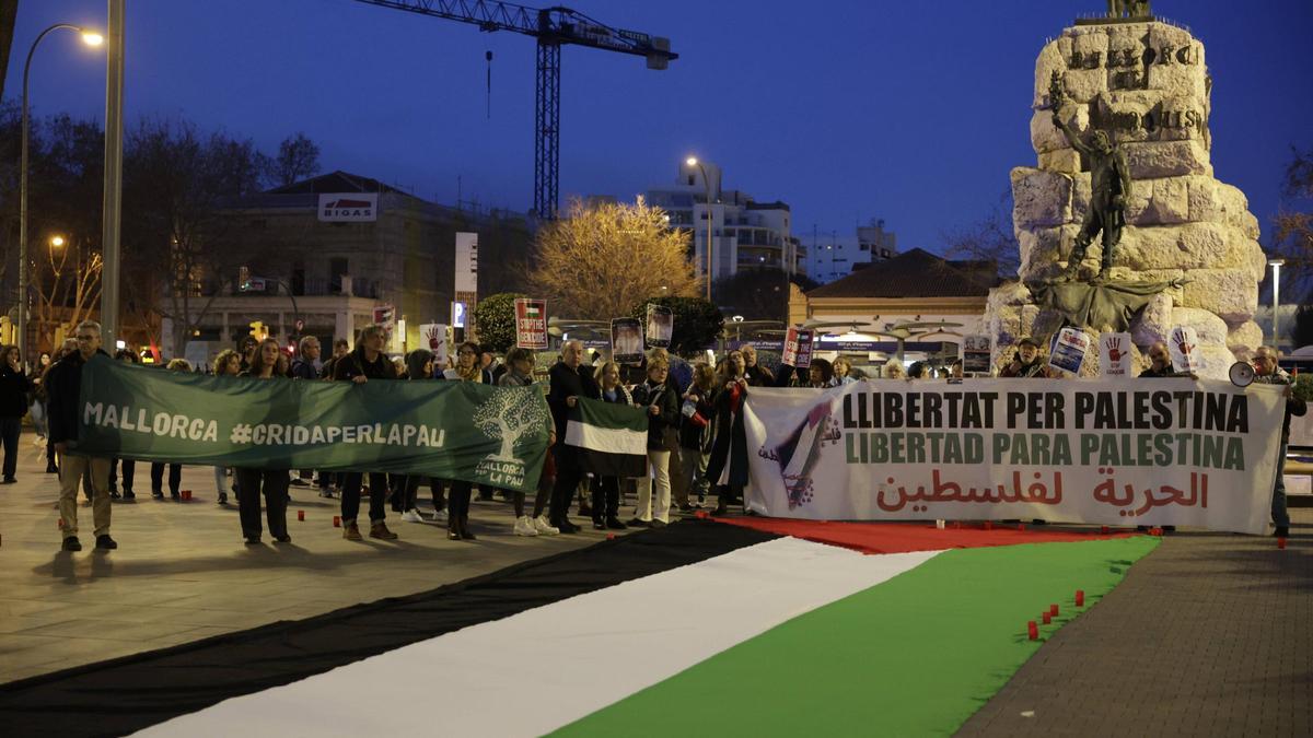 Un centenar de personas protestan en Mallorca contra Israel por romper la tregua y bombardear Gaza