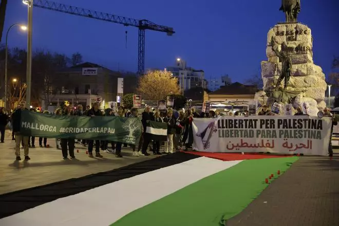 Un centenar de personas protestan en Mallorca contra Israel por romper la tregua y bombardear Gaza