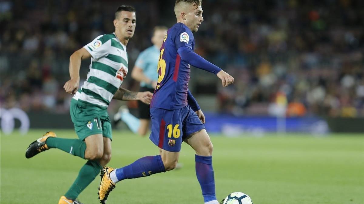 Deulofeu controla el balón en un acción del partido de Liga con el Eibar