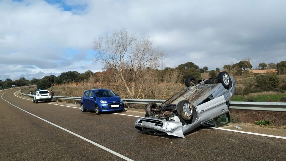 Accidente en Zamora: vuelca un coche en El Perdigón.
