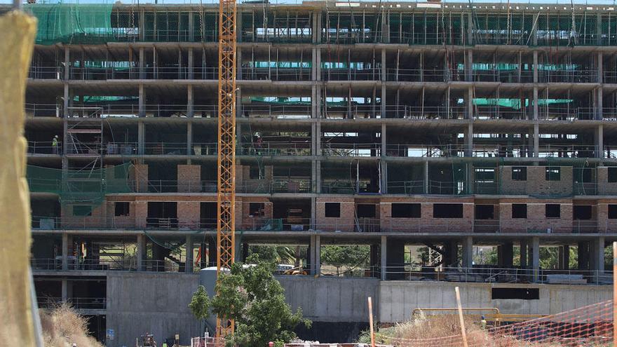 Edificio en construcción en la capital malagueña, junto a la calle Antonio Soler, en Huelin.