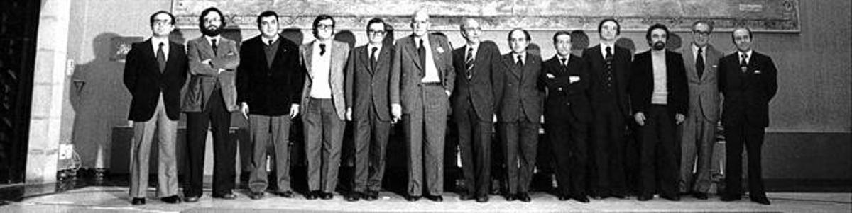 1977. Josep Tarradellas i els seus 12 consellers de la Generalitat provisional formen un Govern de concentració amb l¿encàrrec de redactar l¿Estatut d¿Autonomia, aprovat per referèndum el 1979. 1977. Josep Tarradellas i els seus 12 consellers de la Generalitat provisional formen un Govern de concentració amb l¿encàrrec de redactar l¿Estatut d¿Autonomia, aprovat per referèndum el 1979.