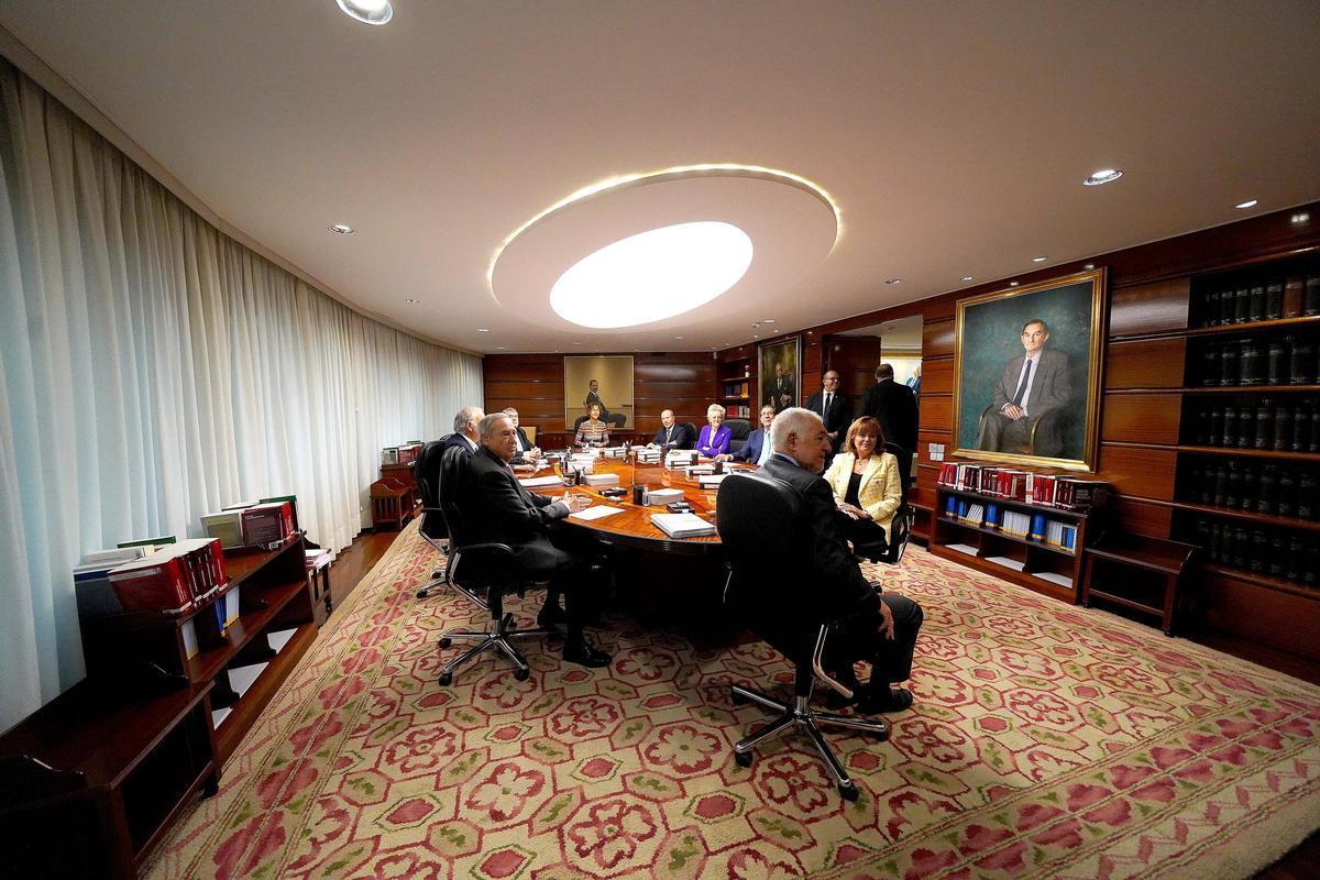 Cándido Conde Pumpido , junto a los demás magistrados preside el Pleno Jurisdiccional del Tribunal Constitucional.