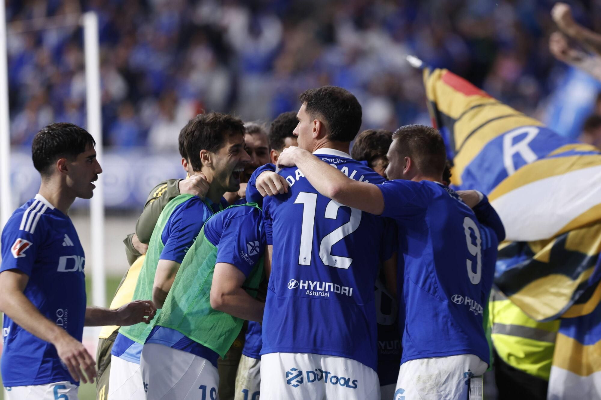 EN IMÁGENES: Ambientazo en la vuelta del play off entre Oviedo y Almería en el Carlos Tartiere