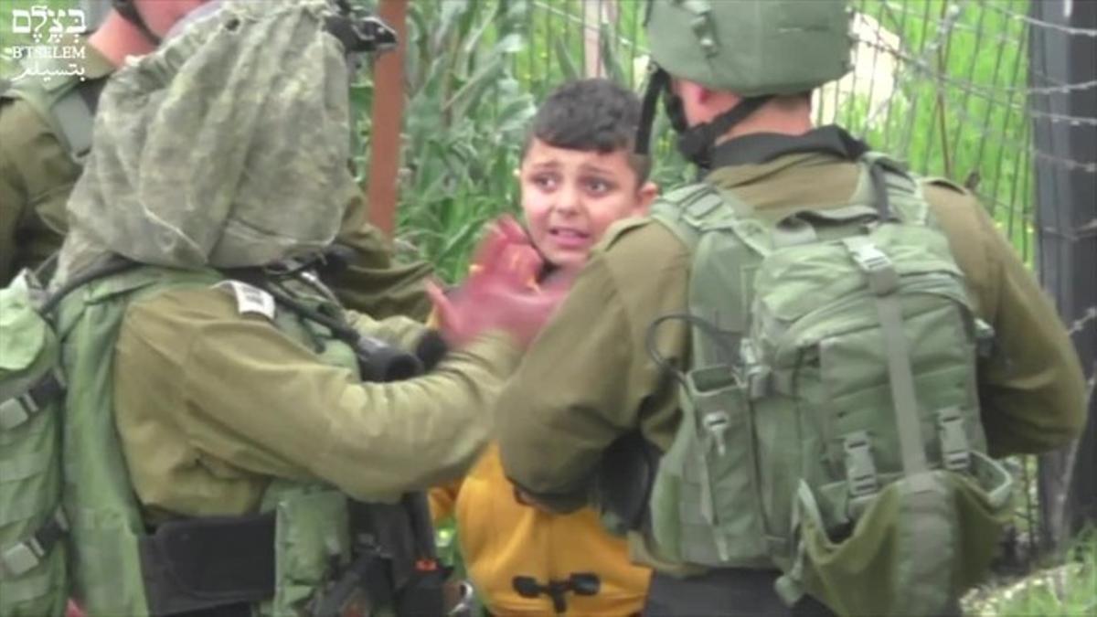 Soldados israelís detienen a un niño palestino de 8 años en Hebrón.