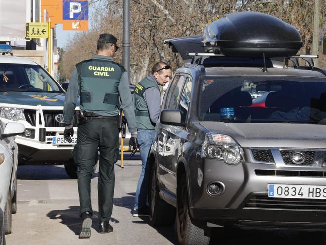 La Guardia Civil busca el arma del doble crimen machista en el piso del asesino de Xilxes