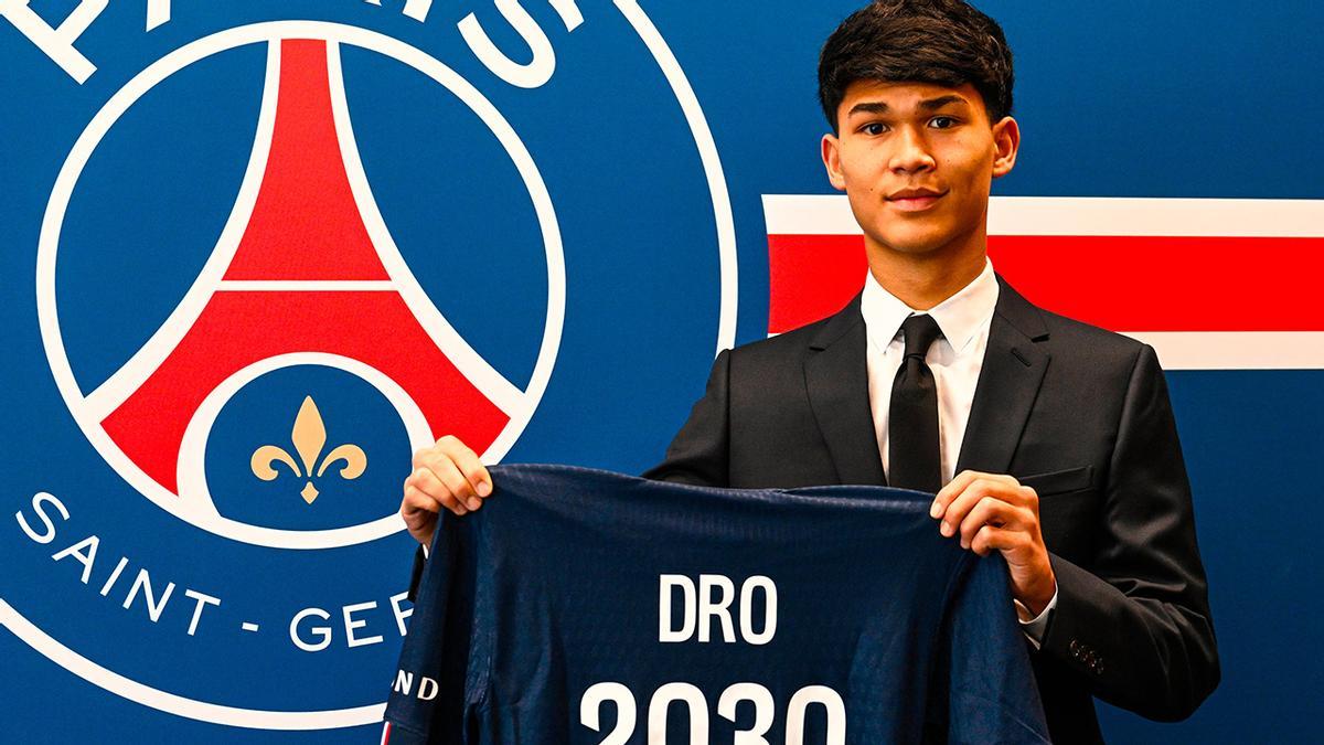 Dro posa con la camiseta del PSG en su presentación como nuevo jugador del equipo parisino