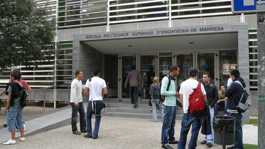 Alumnes a l&#039;entrada de l&#039;Epsem, en una imatge d&#039;arxiu