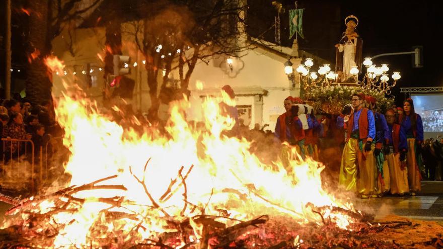 La tradicional hoguera de San Antón junto a su ermita