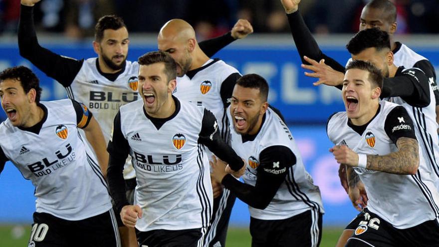 Los jugadores del Valencia celebran el pase.