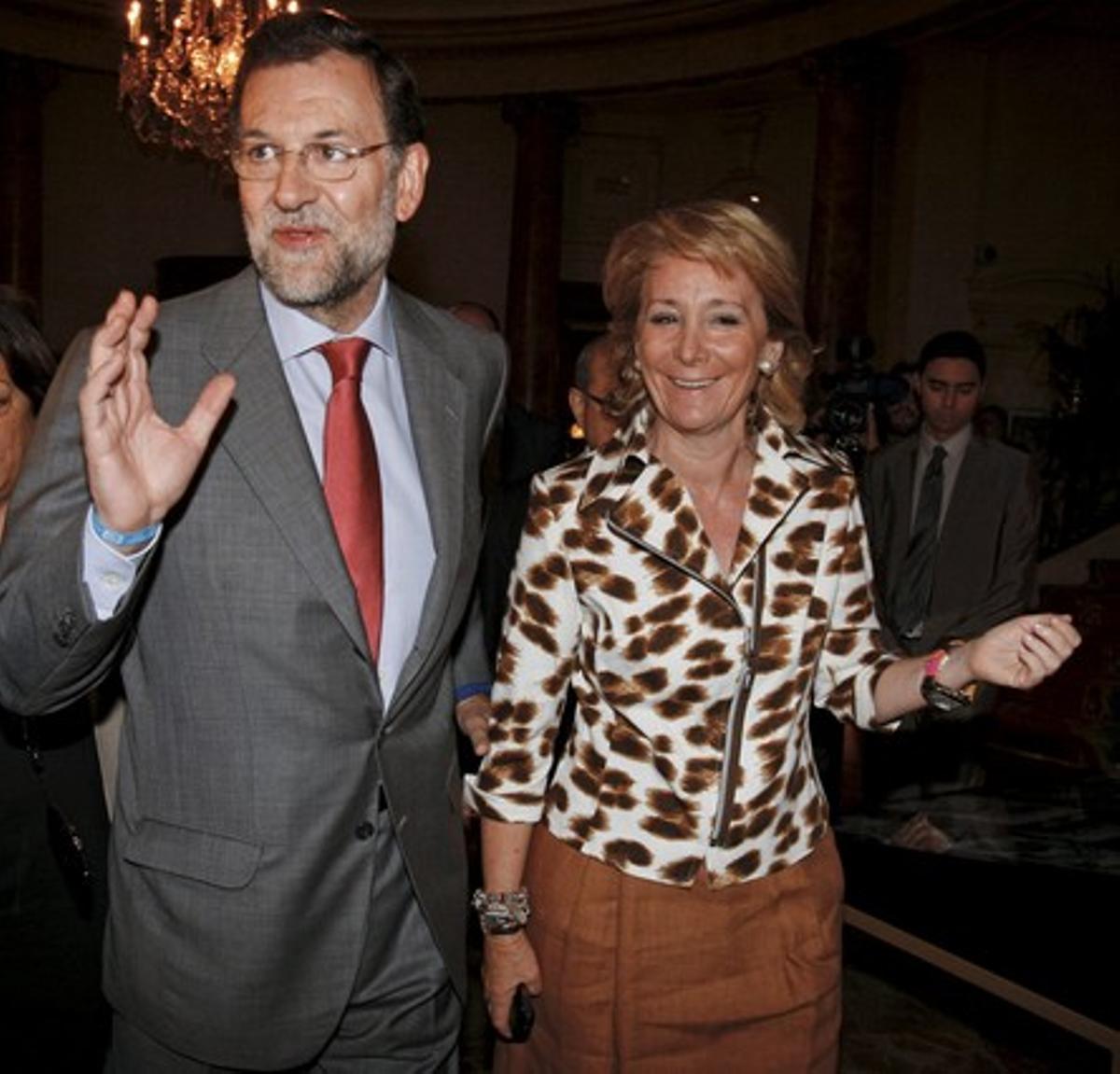 Esperanza Aguirre, amb Mariano Rajoy, durant l’esmorzar informatiu que Nueva Economía Fórum ha celebrat a Madrid. Esperanza Aguirre, amb Mariano Rajoy, durant l’esmorzar informatiu que Nueva Economía Fórum ha celebrat a Madrid.