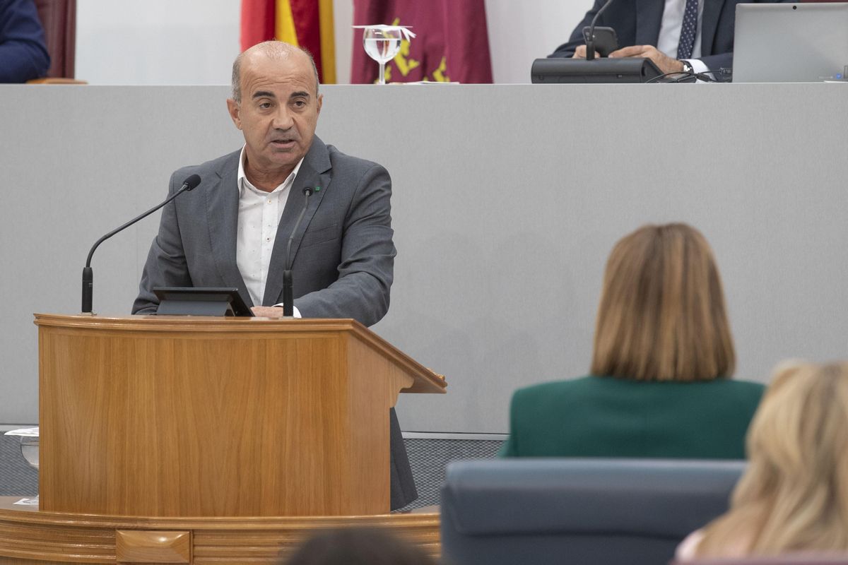 Pedro López se dirige a Isabel Franco.