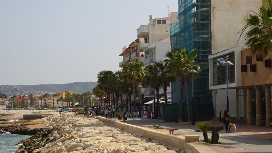 El andamio ya está montado en las dos fincas que se convertirán en un hotel.