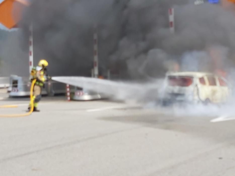 Impactant incendi d'un cotxe al peatge de l'autopista AP-7 a la Jonquera